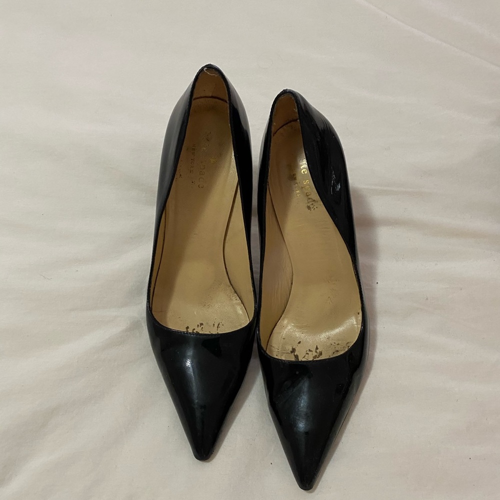Patent leather black pumps